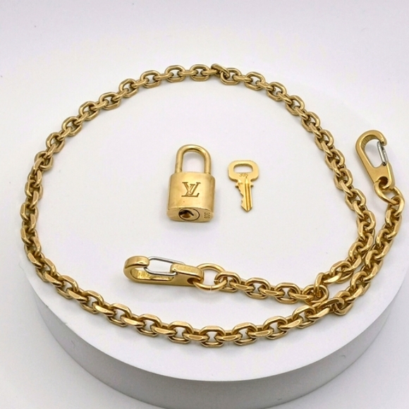 AUTHENTIC UNISEX LOUIS VUITTON LOCK AND KEY WITH 22" NON BRANDED BRASS C… - Picture 6 of 6